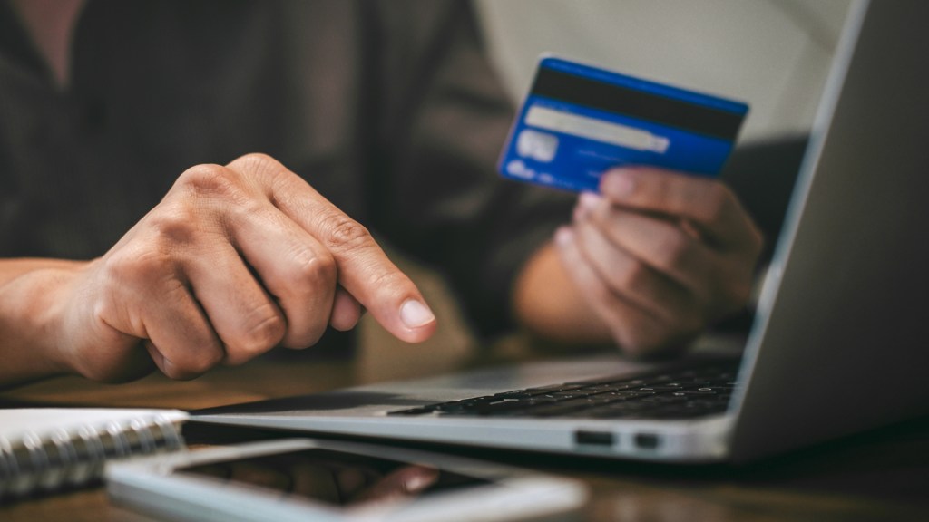 beneficiile-unui-card-bancar